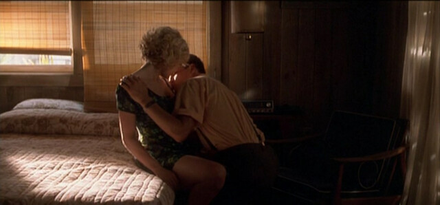 Elisabeth Shue sexy, Chloe Sevigny sexy, Gina Gershon sexy – Palmetto (1998)