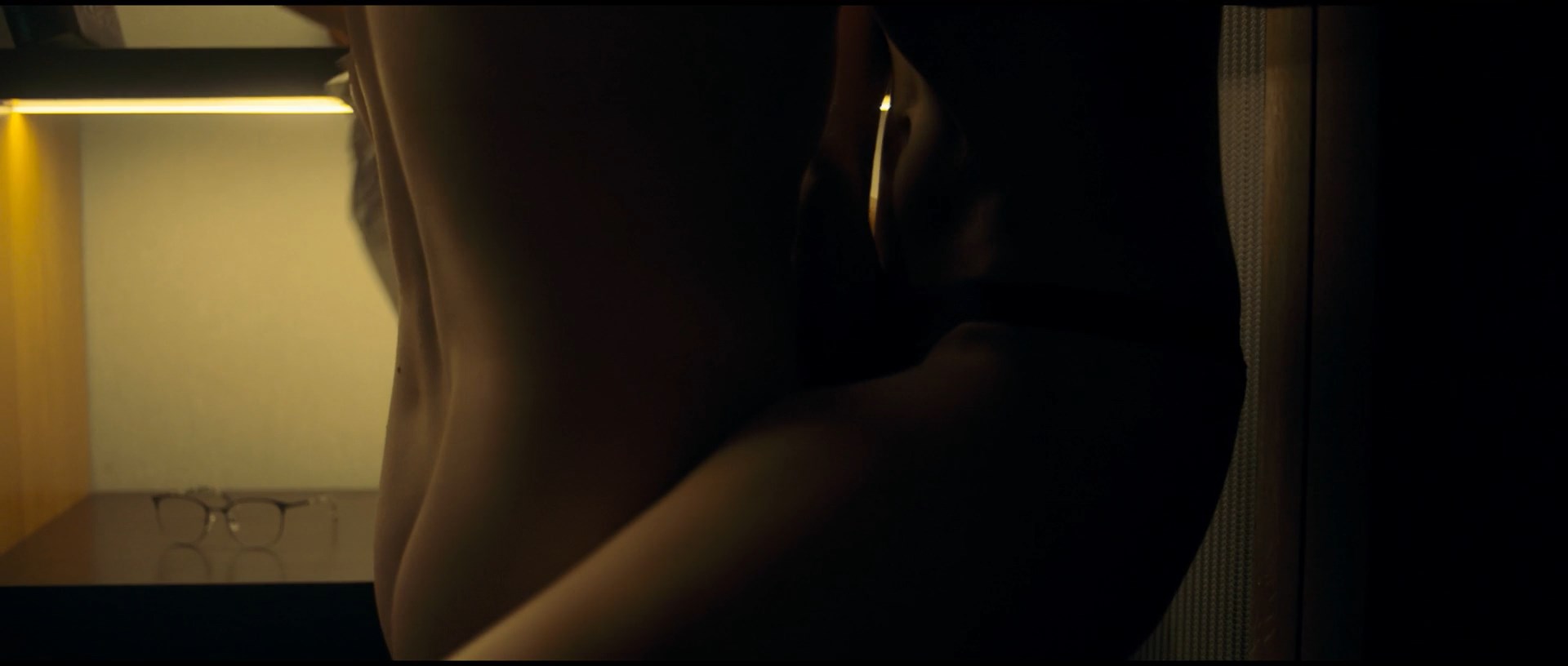 Marina Vorozhischeva sexy, Alyona Konstantinova sexy – Offline s01e01-02 (2021)