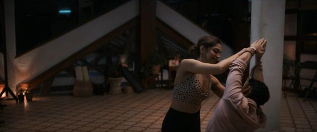 Deepika Padukone sexy, Ananya Panday sexy – Gehraiyaan (2022)