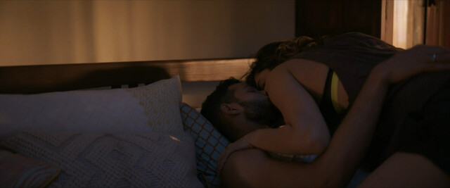 Deepika Padukone sexy, Ananya Panday sexy – Gehraiyaan (2022)