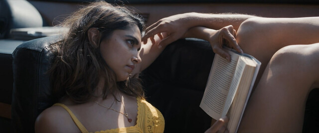 Deepika Padukone sexy, Ananya Panday sexy – Gehraiyaan (2022)