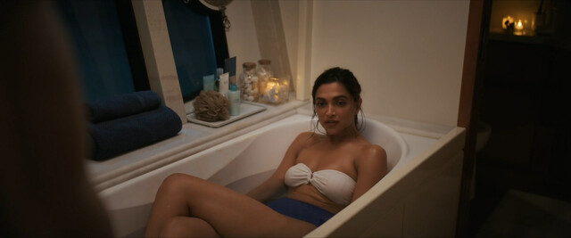 Deepika Padukone sexy, Ananya Panday sexy – Gehraiyaan (2022)