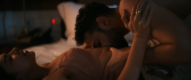 Deepika Padukone sexy, Ananya Panday sexy – Gehraiyaan (2022)