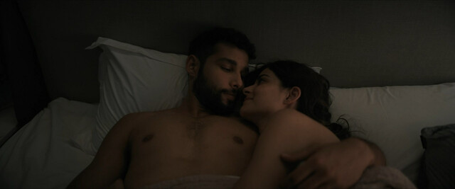 Deepika Padukone sexy, Ananya Panday sexy – Gehraiyaan (2022)