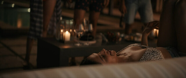 Deepika Padukone sexy, Ananya Panday sexy – Gehraiyaan (2022)