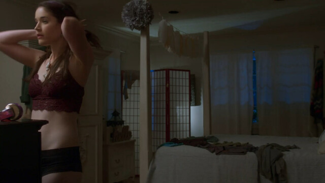 Aubrey Peeples sexy, Caroline Huey sexy – Heartthrob (2017)