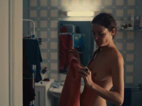 Vicky Krieps nude - Serre moi fort (2021)