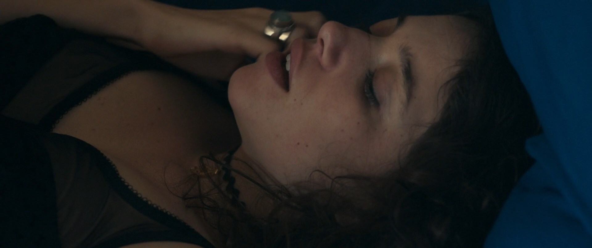 Zoe Adjani sexy - Cigare au miel (2020)