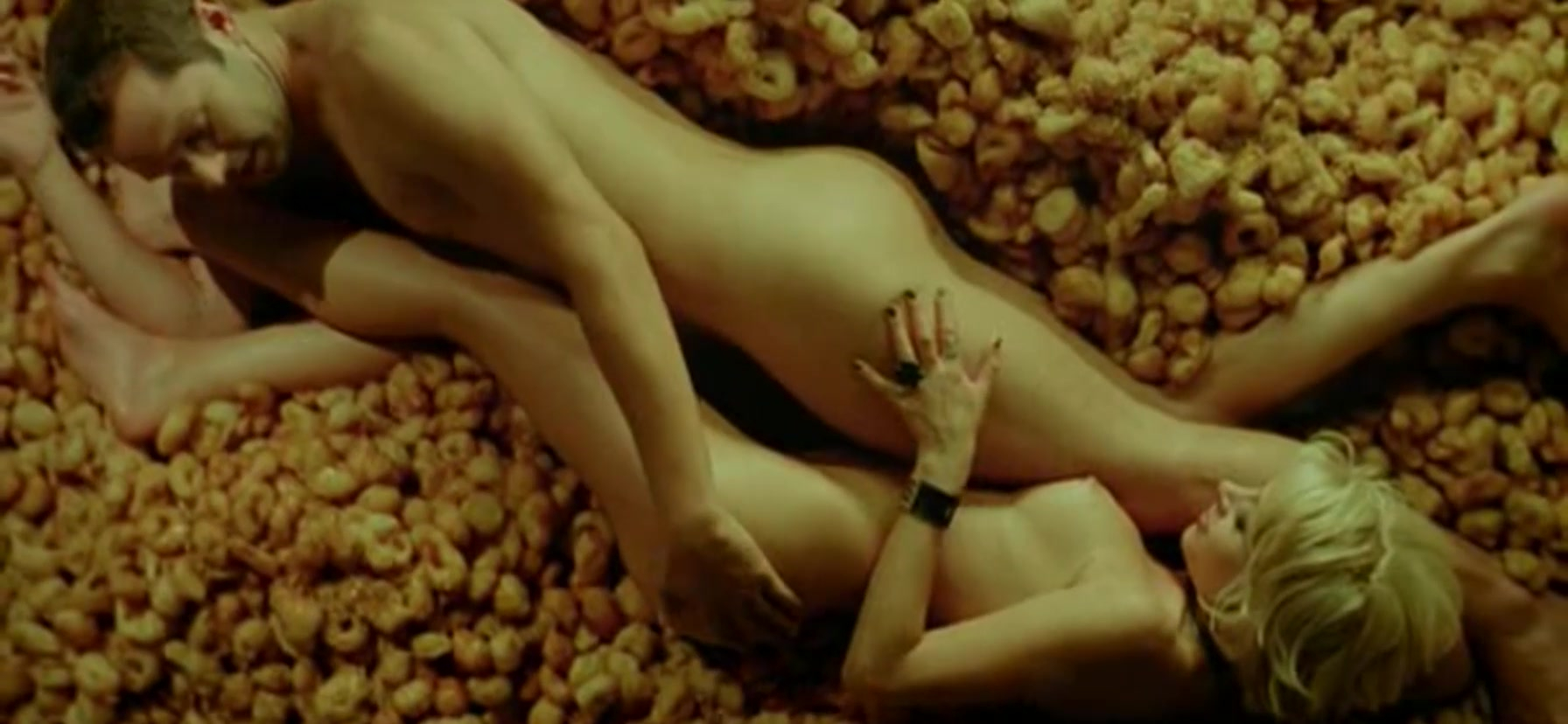 Fay Xyla nude - Honey and the pig (2005)