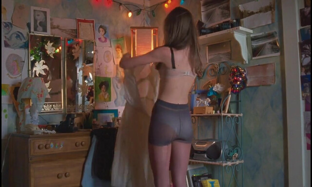 Natalia Dyer sexy - I Believe In Unicorns (2014)
