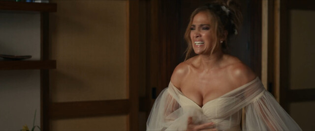 Jennifer Lopez sexy - Shotgun Wedding (2022)