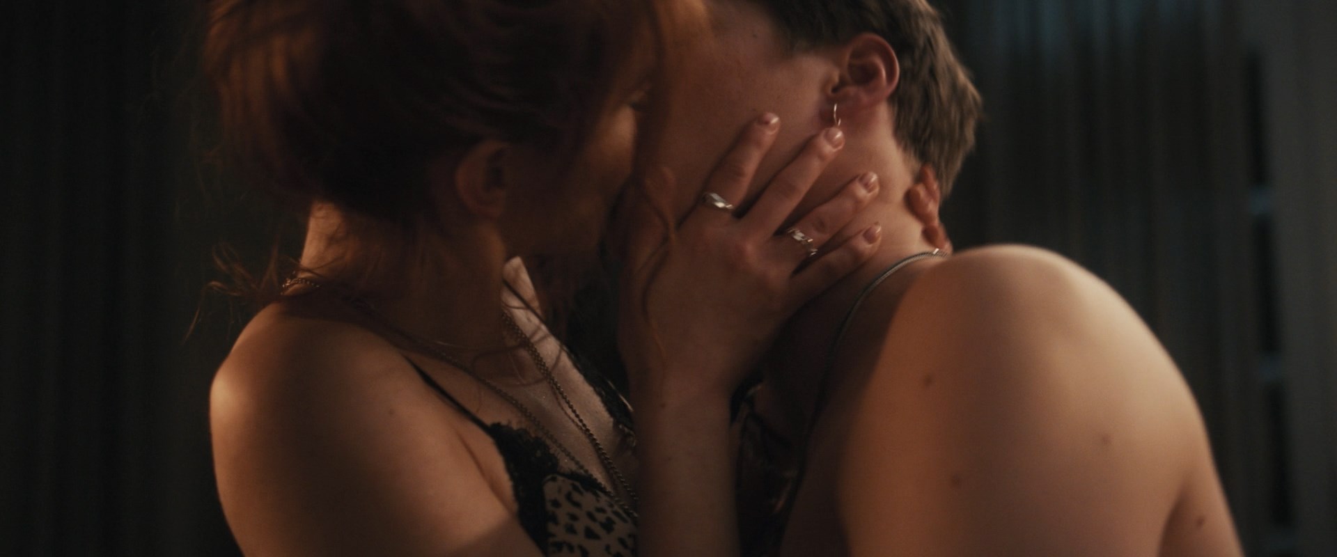 Lina Larissa Strahl sexy, Tijan Marei sexy, Safira Robens sexy, Malene Becker sexy – Alle fur Ella (2022)