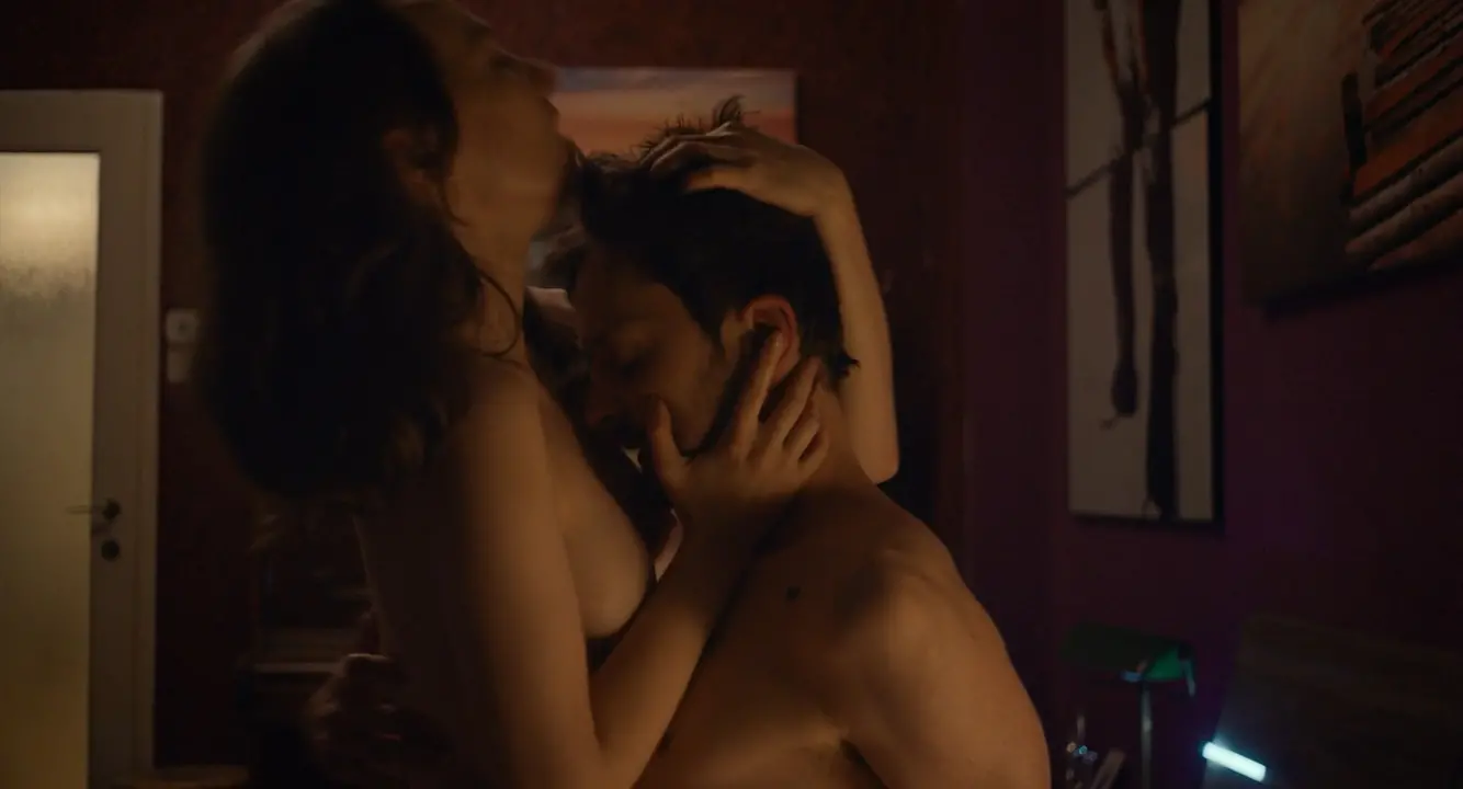 Olomon erkaklar bir mushukchaga otirishmoqda (video)