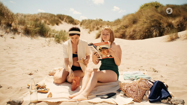 Nina Gummich sexy, Vidina Popov sexy – Alice (2022)