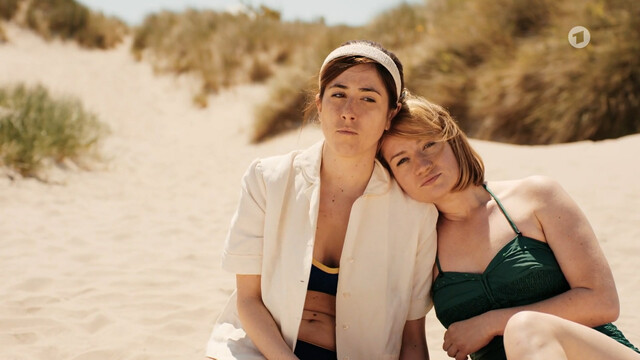 Nina Gummich sexy, Vidina Popov sexy – Alice (2022)