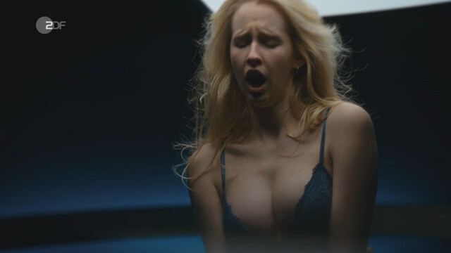 Luise Emilie Tschersich sexy, Nicola-Rabea Langrzik sexy – Blutige Anfanger s04e09 (2022)