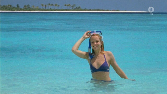 Mirjam Weichselbraun sexy, Sylta Fee Wegmann sexy, Anna Hausburg sexy – Das Traumhotel s01e15 (2011)