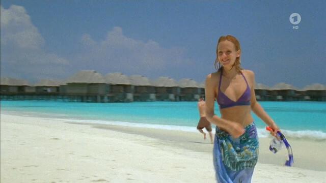 Mirjam Weichselbraun sexy, Sylta Fee Wegmann sexy, Anna Hausburg sexy – Das Traumhotel s01e15 (2011)