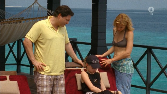 Mirjam Weichselbraun sexy, Sylta Fee Wegmann sexy, Anna Hausburg sexy – Das Traumhotel s01e15 (2011)