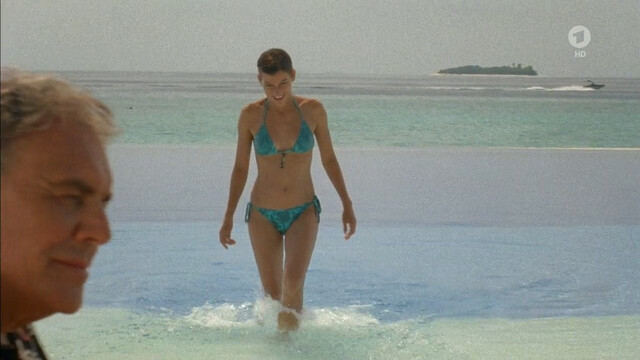 Mirjam Weichselbraun sexy, Sylta Fee Wegmann sexy, Anna Hausburg sexy – Das Traumhotel s01e15 (2011)