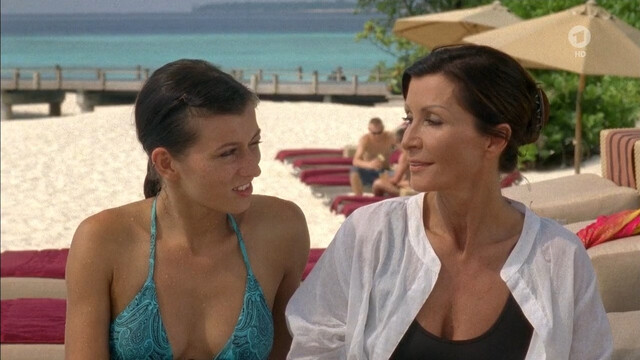 Mirjam Weichselbraun sexy, Sylta Fee Wegmann sexy, Anna Hausburg sexy – Das Traumhotel s01e15 (2011)