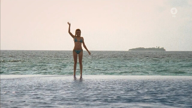 Mirjam Weichselbraun sexy, Sylta Fee Wegmann sexy, Anna Hausburg sexy – Das Traumhotel s01e15 (2011)