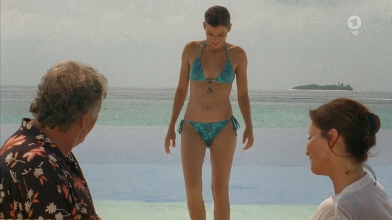 Mirjam Weichselbraun sexy, Sylta Fee Wegmann sexy, Anna Hausburg sexy – Das Traumhotel s01e15 (2011)