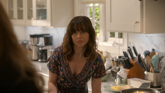 Christina Applegate sexy, Linda Cardellini sexy, Natalie Morales sexy – Dead to Me s02 (2021)