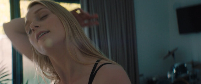 Alice Englert sexy, Caroline McKenzie sexy – Body Brokers (2021)