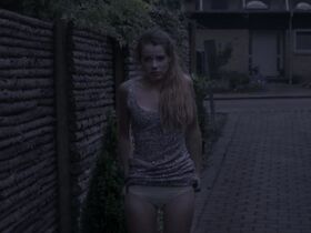 Coco Hjardemaal sexy - Spidse albuer, blødende knæ (2013)