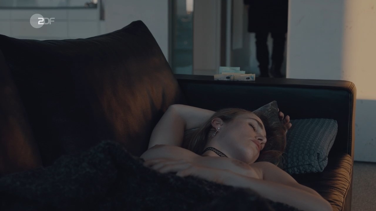 Laura Egger nude - Laim und die Tote im Teppich (2020)
