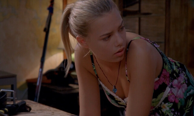 Indiana Evans sexy - H2O (2011)