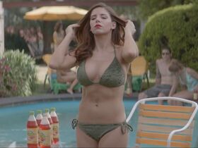 Macarena Miguel sexy, Ximena Romo sexy – Un Retrato de Familia (2022)