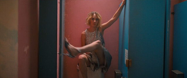 Maya Hawke sexy, Camila Mendes sexy, Alisha Boe sexy, Talia Ryder sexy – Do Revenge (2022)