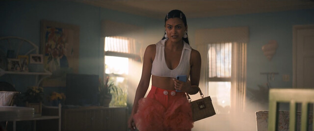 Maya Hawke sexy, Camila Mendes sexy, Alisha Boe sexy, Talia Ryder sexy – Do Revenge (2022)