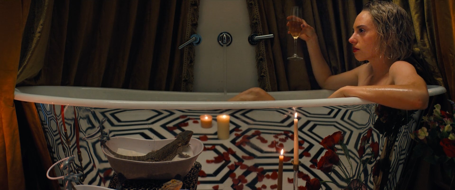 Maya Hawke sexy, Camila Mendes sexy, Alisha Boe sexy, Talia Ryder sexy – Do Revenge (2022)