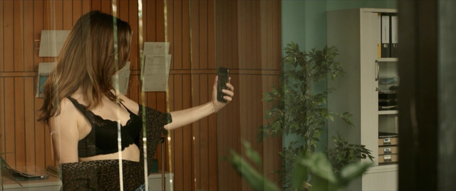 Aleyna Cara sexy, Katrin Bauerfeind sexy – Frau Jordan stellt gleich s02e02 (2020)