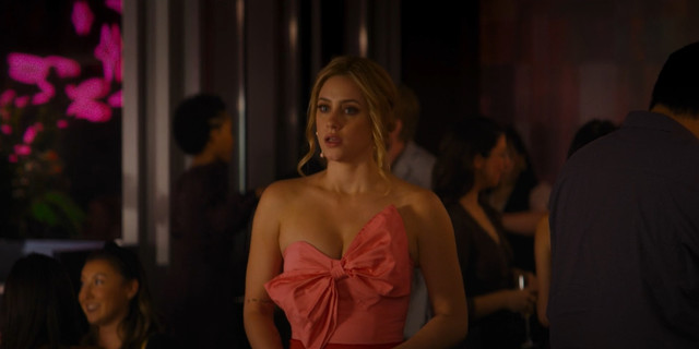 Lili Reinhart sexy, Aisha Dee sexy – Look Both Ways (2022)