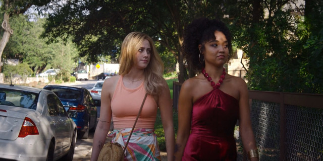 Lili Reinhart sexy, Aisha Dee sexy – Look Both Ways (2022)