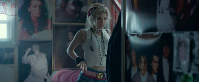 Elena Kampouris sexy - Shoplifters of the World (2021)