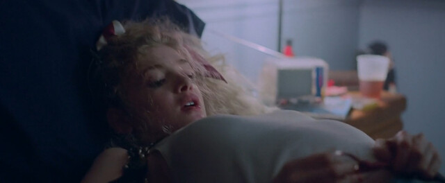 Elena Kampouris sexy - Shoplifters of the World (2021)