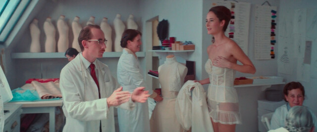 Alba Baptista sexy, Rose Williams sexy – Mrs Harris Goes to Paris (2022)