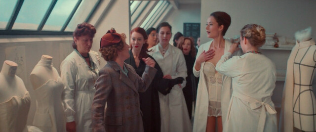 Alba Baptista sexy, Rose Williams sexy – Mrs Harris Goes to Paris (2022)