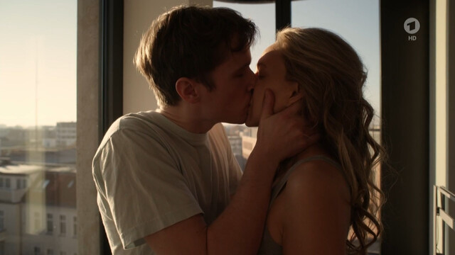 Anke Engelke sexy, Petra Schmidt-Schaller sexy – Todliche Geheimnisse – Das Versprechen (2020)