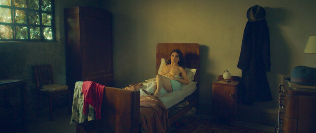 Paola Lavini nude - Volevo nascondermi (2020)