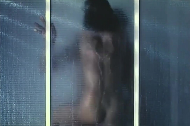 Victoria Abril nude - Intruso (1993)