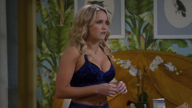 Emily Osment sexy - Young and Hungry s04e02 (2016)