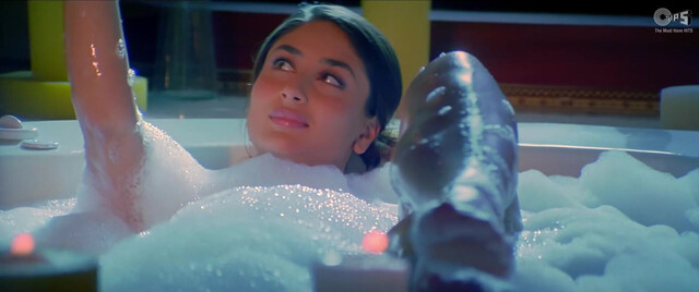 Kareena Kapoor sexy - Bewafaa (2005)