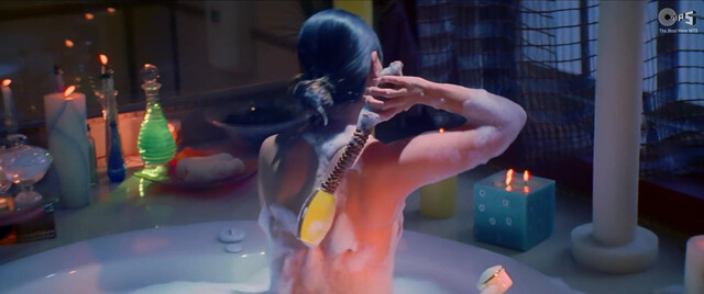 Kareena Kapoor sexy - Bewafaa (2005)