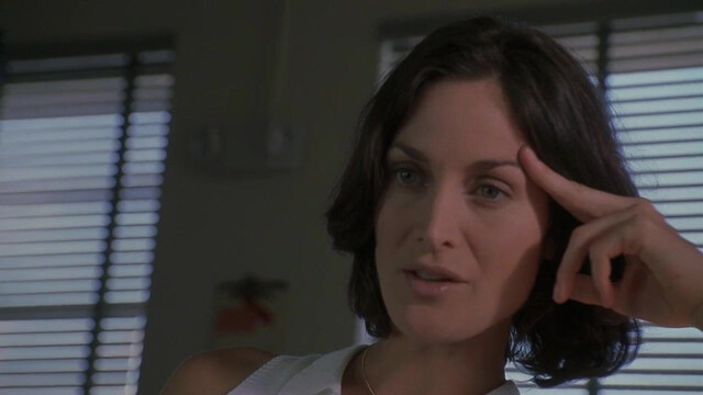 Carrie-Anne Moss sexy - The Crew (2000)